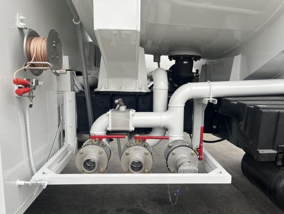 东风30方压力飞机加油车