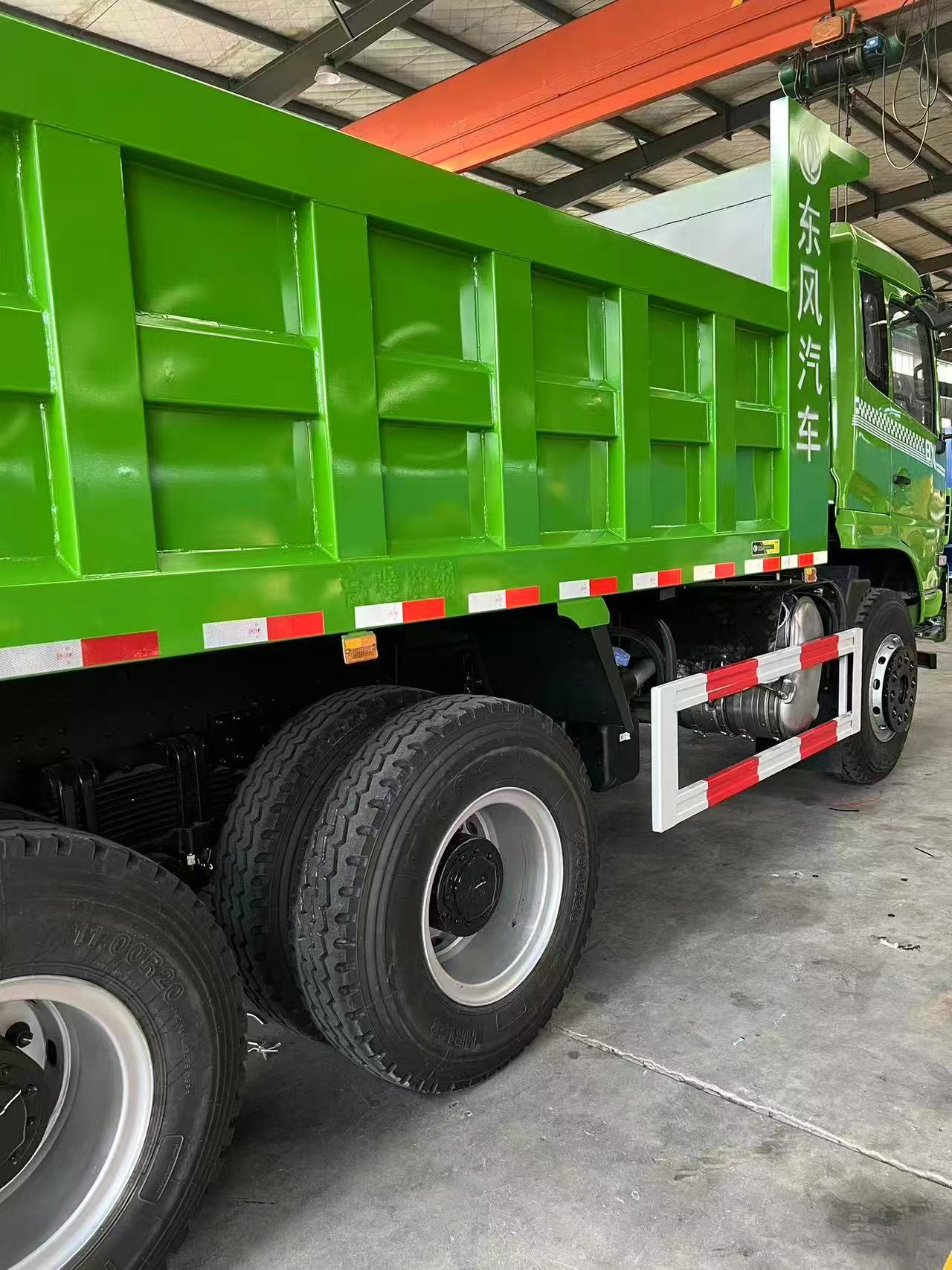 东风6x4后双桥自卸车