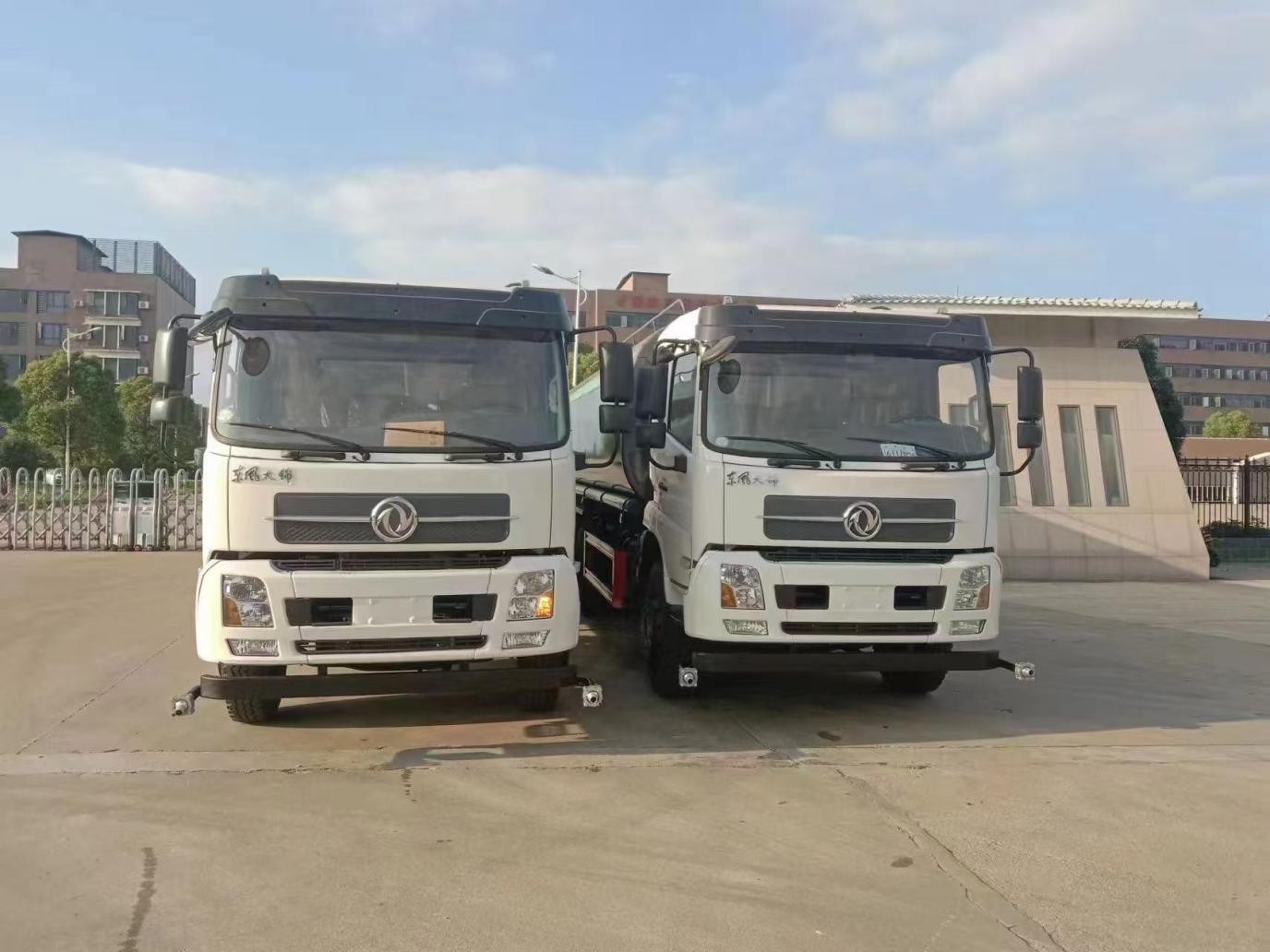 东风天锦后双桥洒水车