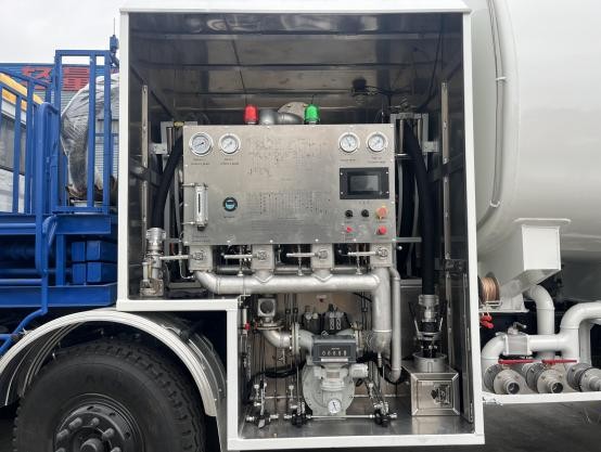 东风30方压力飞机加油车