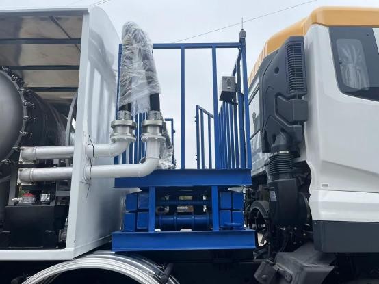 东风30方压力飞机加油车