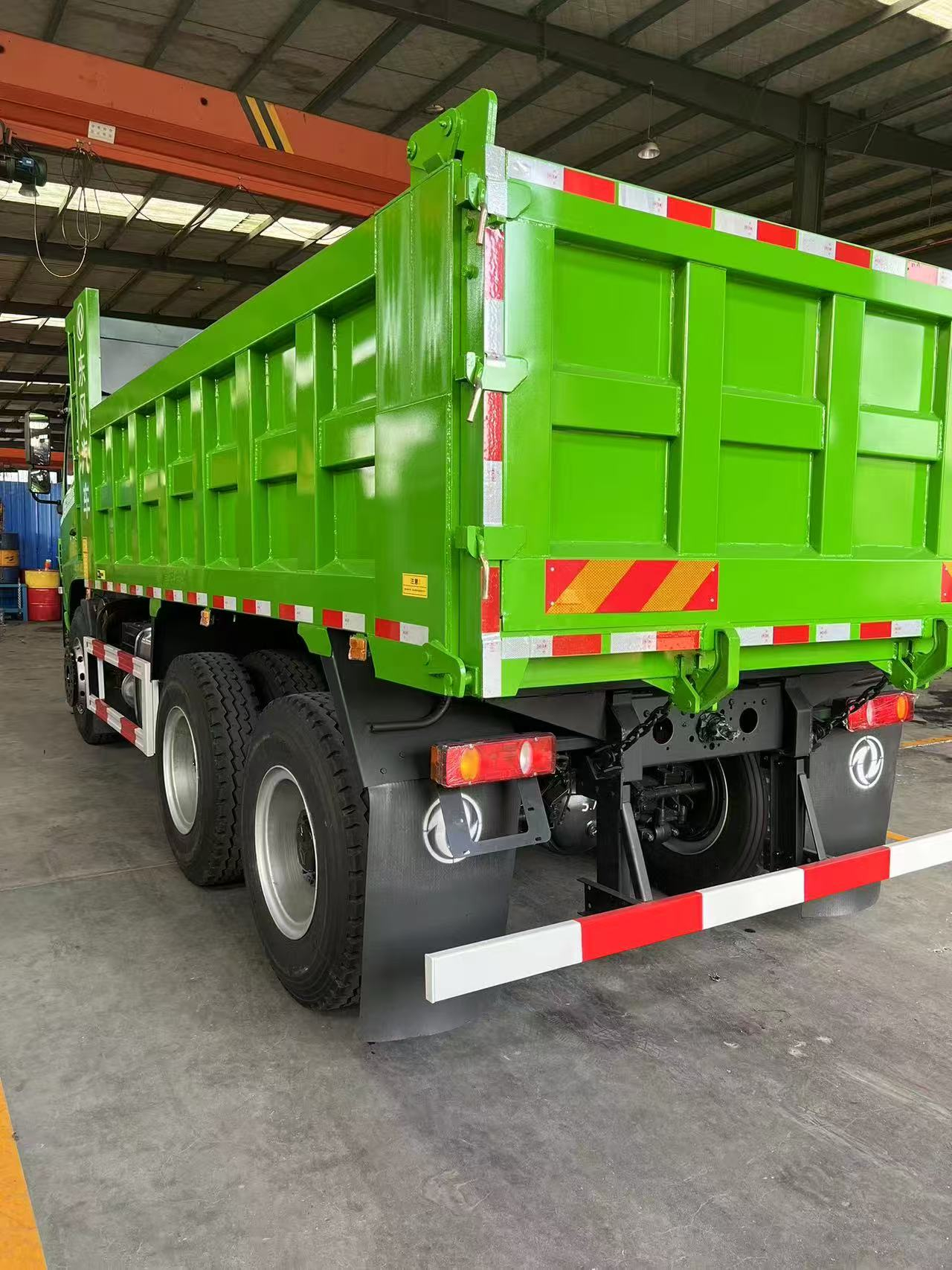 东风6x4后双桥自卸车