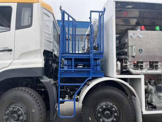 东风30方压力飞机加油车